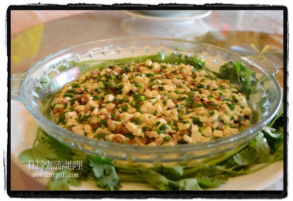 此次攝制組通過拍攝婺源代表名菜糊豆腐、粉蒸肉、荷包紅魚、賽鵝頸及地方小吃清明果、灰汁果、糯米子糕等來詮釋婺源美食經(jīng)典，展示婺源食文化，打造獨屬婺源的美食符號。