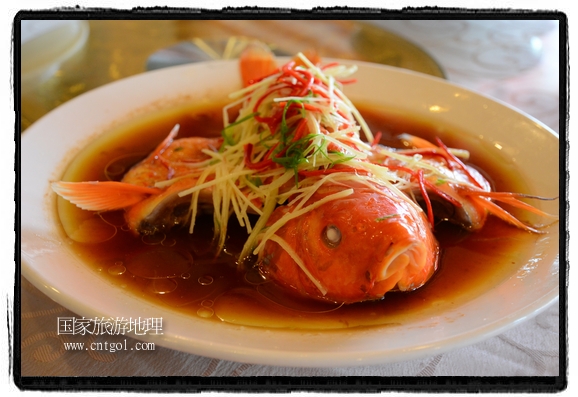 此次攝制組通過拍攝婺源代表名菜糊豆腐、粉蒸肉、荷包紅魚、賽鵝頸及地方小吃清明果、灰汁果、糯米子糕等來詮釋婺源美食經(jīng)典，展示婺源食文化，打造獨屬婺源的美食符號。