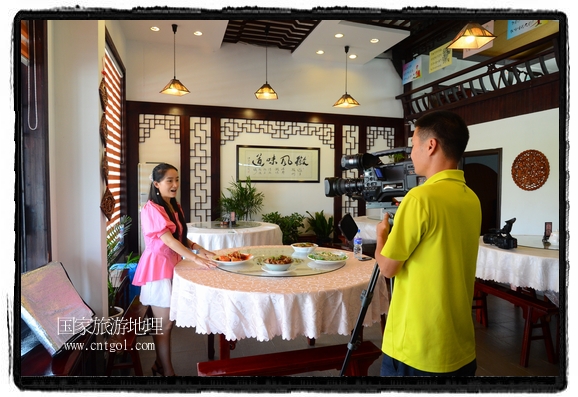 此次攝制組通過拍攝婺源代表名菜糊豆腐、粉蒸肉、荷包紅魚、賽鵝頸及地方小吃清明果、灰汁果、糯米子糕等來詮釋婺源美食經(jīng)典，展示婺源食文化，打造獨屬婺源的美食符號。