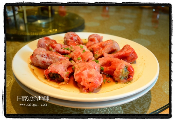 此次攝制組通過拍攝婺源代表名菜糊豆腐、粉蒸肉、荷包紅魚、賽鵝頸及地方小吃清明果、灰汁果、糯米子糕等來詮釋婺源美食經(jīng)典，展示婺源食文化，打造獨屬婺源的美食符號。