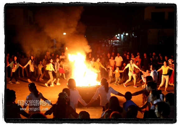 甘肅平?jīng)鍪嗅轻脊沛?zhèn)舉辦了篝火晚會(huì)，1000余名市民參與其中，大家載歌載舞，在歡快熱鬧的氣氛中為每一位父親送祝福。父親節(jié)（Father's Day），顧名思義是感恩父親的節(jié)日。約始于二十世紀(jì)初，起源于美國，現(xiàn)已廣泛流傳于世界各地，節(jié)日日期因地域而存在差異。