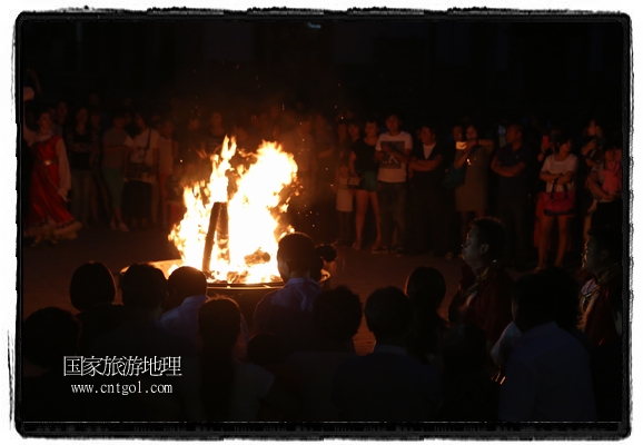 甘肅平?jīng)鍪嗅轻脊沛?zhèn)舉辦了篝火晚會(huì)，1000余名市民參與其中，大家載歌載舞，在歡快熱鬧的氣氛中為每一位父親送祝福。父親節(jié)（Father's Day），顧名思義是感恩父親的節(jié)日。約始于二十世紀(jì)初，起源于美國，現(xiàn)已廣泛流傳于世界各地，節(jié)日日期因地域而存在差異。