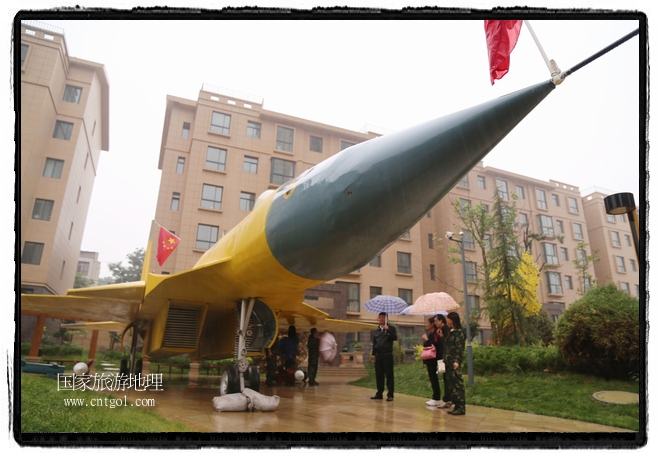 小區(qū)突然出現(xiàn)“飛機(jī)坦克”，其中殲15艦載戰(zhàn)斗機(jī)一架、99式主戰(zhàn)坦克一輛、武直-10武裝直升機(jī)一架，吸引了眾多市民雨中圍觀、合影。