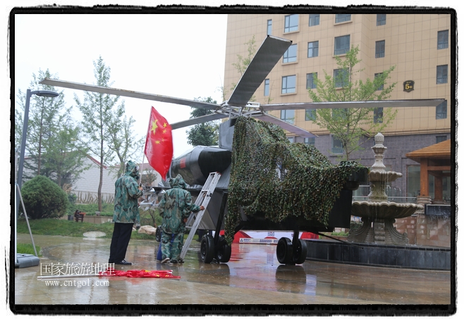 小區(qū)突然出現(xiàn)“飛機(jī)坦克”，其中殲15艦載戰(zhàn)斗機(jī)一架、99式主戰(zhàn)坦克一輛、武直-10武裝直升機(jī)一架，吸引了眾多市民雨中圍觀、合影。