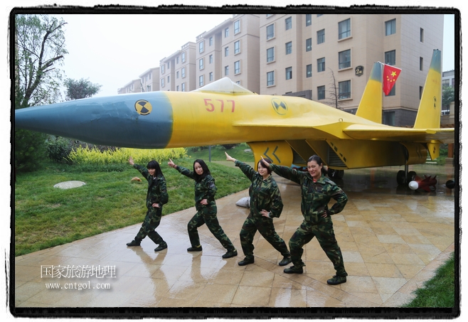 小區(qū)突然出現(xiàn)“飛機(jī)坦克”，其中殲15艦載戰(zhàn)斗機(jī)一架、99式主戰(zhàn)坦克一輛、武直-10武裝直升機(jī)一架，吸引了眾多市民雨中圍觀、合影。