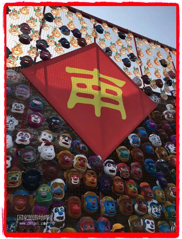 中國(guó)規(guī)模最大的猴面具彩繪在南潯古鎮(zhèn)展示。猴子真是今年最紅的動(dòng)物。 
