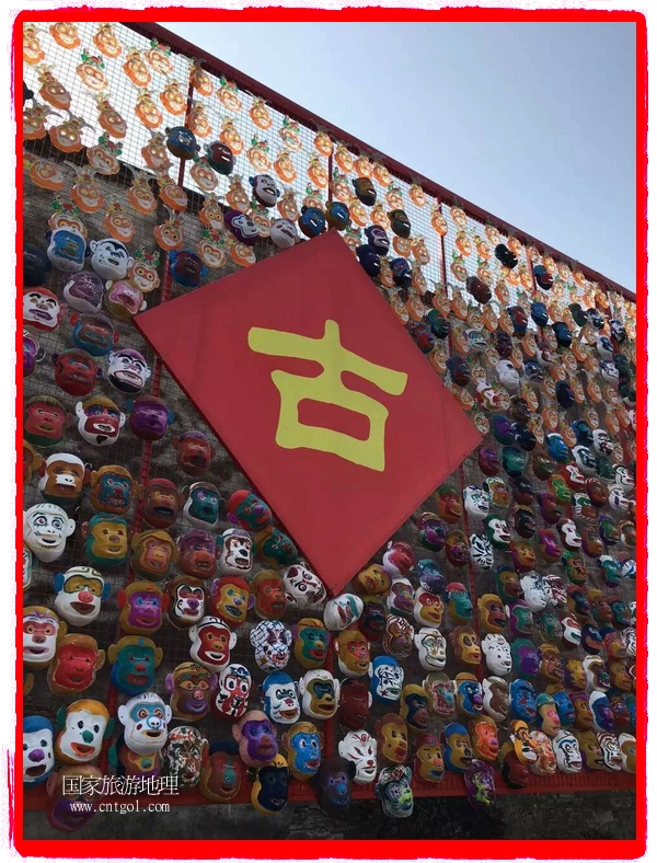 中國(guó)規(guī)模最大的猴面具彩繪在南潯古鎮(zhèn)展示。猴子真是今年最紅的動(dòng)物。 