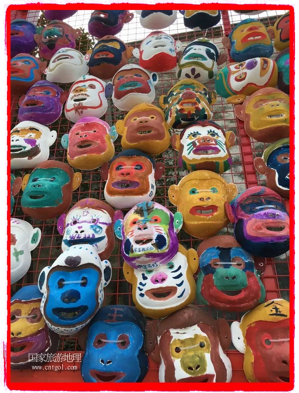 中國(guó)規(guī)模最大的猴面具彩繪在南潯古鎮(zhèn)展示。猴子真是今年最紅的動(dòng)物。 
