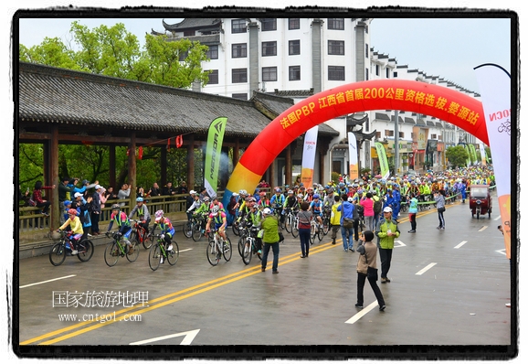 來自江西、安徽、浙江、福建等省市近千名選手參加了比賽，婺源賽道沿途的秀美風(fēng)光和徽派古村落，給參賽選手留下美好的印象。