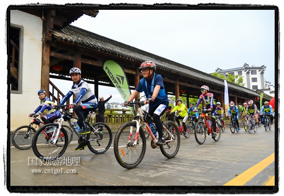 來自江西、安徽、浙江、福建等省市近千名選手參加了比賽，婺源賽道沿途的秀美風(fēng)光和徽派古村落，給參賽選手留下美好的印象。