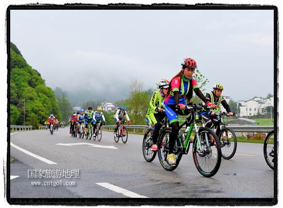 來自江西、安徽、浙江、福建等省市近千名選手參加了比賽，婺源賽道沿途的秀美風(fēng)光和徽派古村落，給參賽選手留下美好的印象。