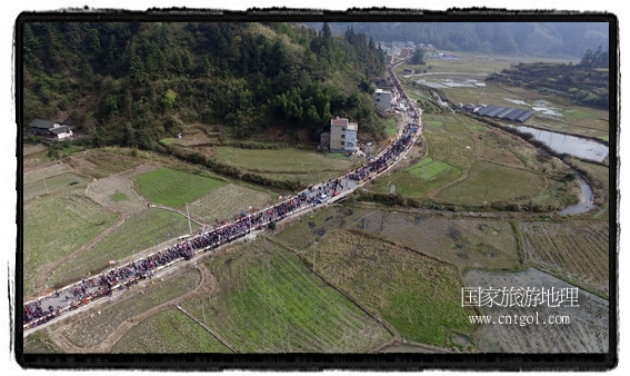 1700桌合攏宴，總長(zhǎng)3.7公里，10380人同桌就餐，創(chuàng)歷史之最