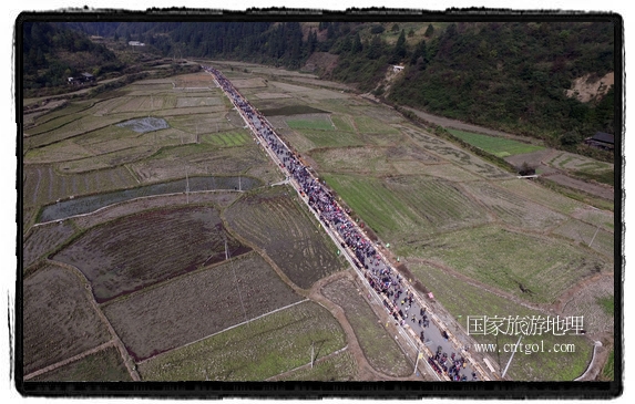 1700桌合攏宴，總長(zhǎng)3.7公里，10380人同桌就餐，創(chuàng)歷史之最