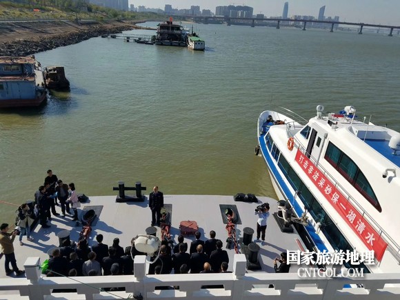 江西開展呵護(hù)一湖清水，嚴(yán)厲打擊非法采砂行動(dòng)（圖）